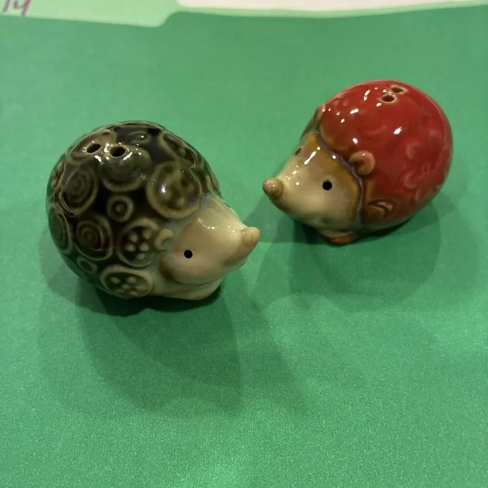 Vintage Hedgehog Salt Pepper Shakers Red Green Floral Swirl Mini 2
